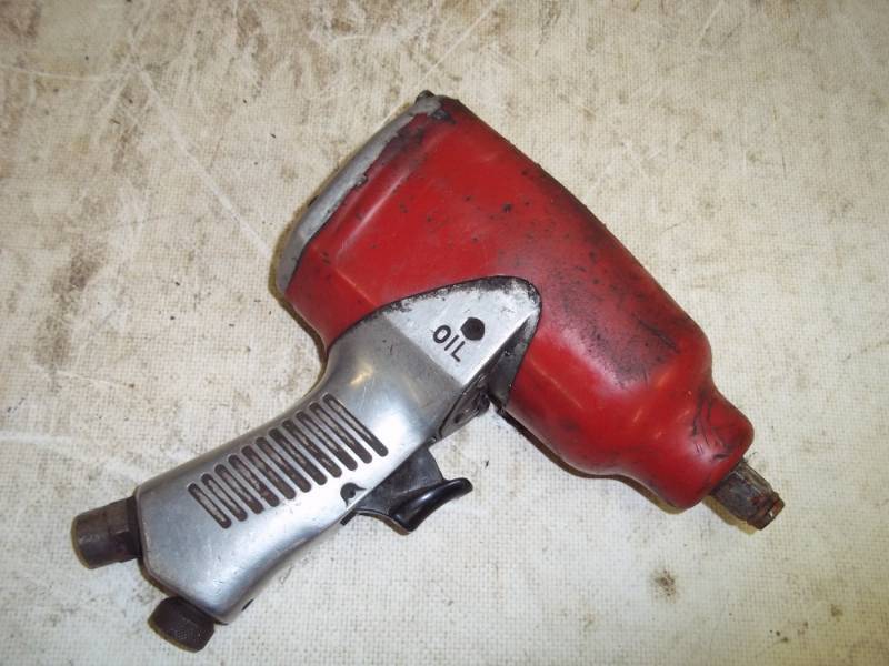 lot 30 image: 12 Air Impact Wrench