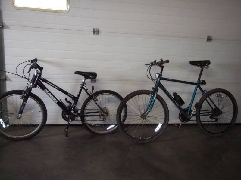 lot 76 image: Roadmaster 15 Speed Bike and 18 Speed Magna Bike