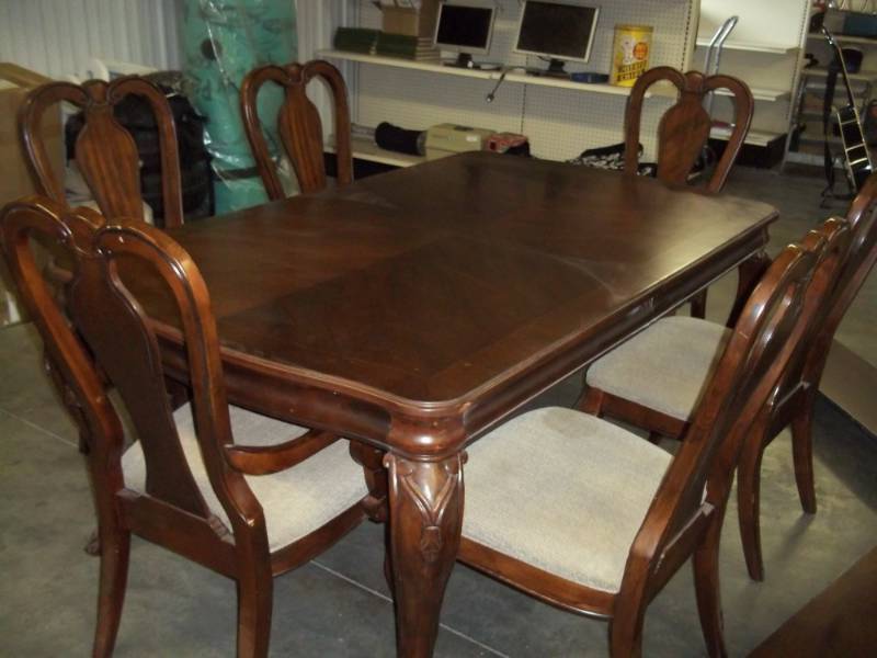 lot 78 image: Legacy dining room table with 6 Chairs