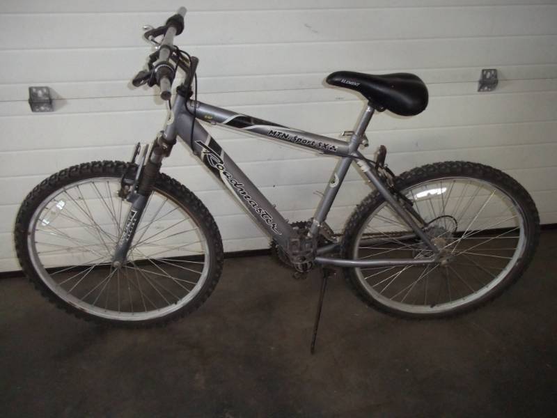 lot 80 image: Roadmaster 18 Speed Bike