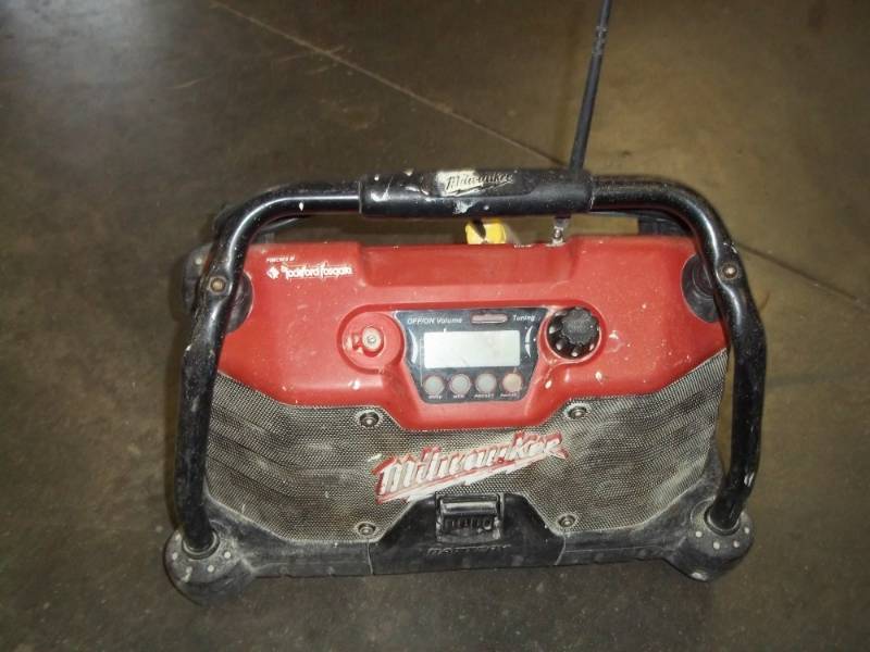 lot 85 image: Milwaukee Worksite Radio