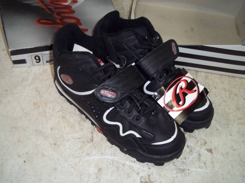 lot 95 image: Pair of Size 6 Kids Shoes