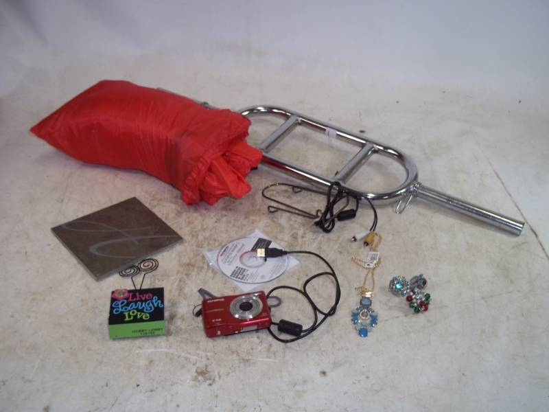 lot 105 image: Camera, Weight bar, Jewelry and Bag