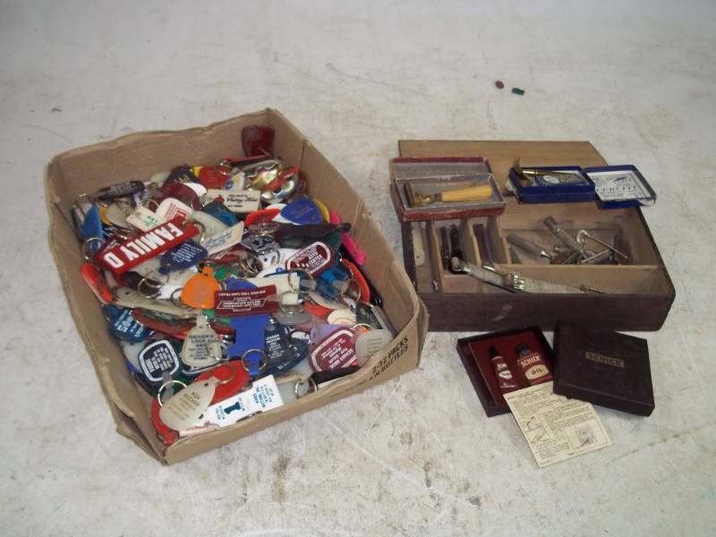 lot 45 image: Vintage Razors and Key chains
