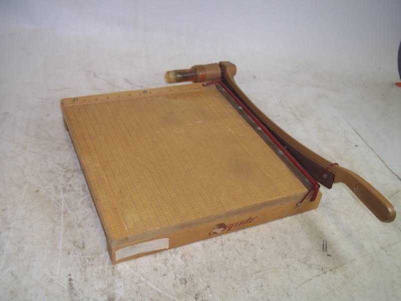 lot 66 image: Vintage Ingento 15 Paper Cutter