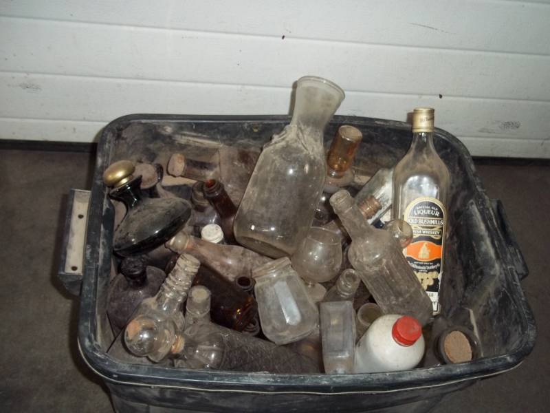 lot 122 image: Large Lot of Vintage Bottles