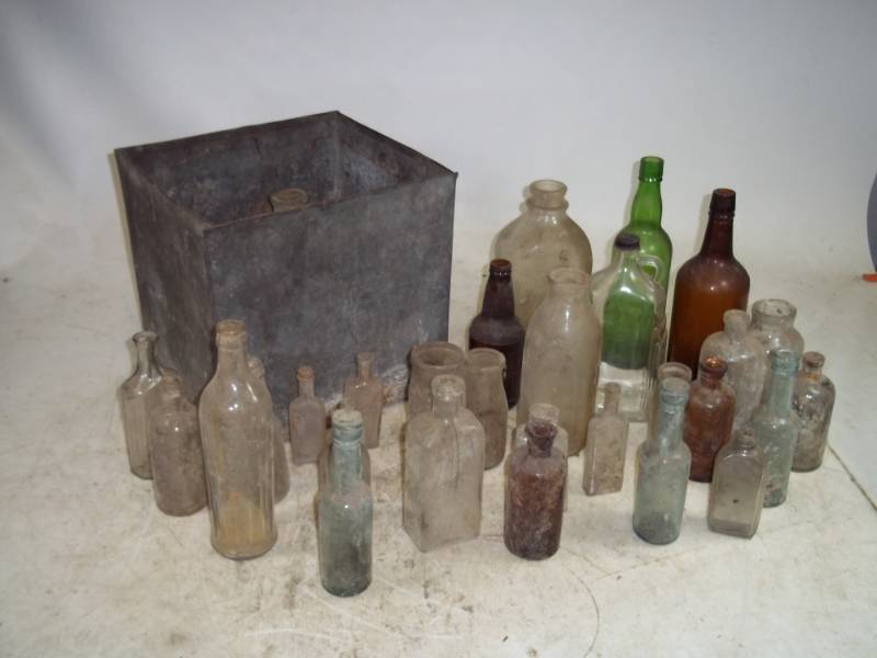 lot 129 image: Large lot of Vintage Bottles