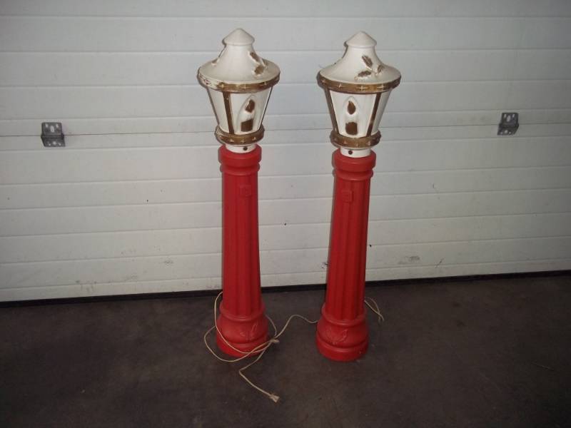 lot 132 image: Vintage Pair of Christmas Blow Moulds Decor