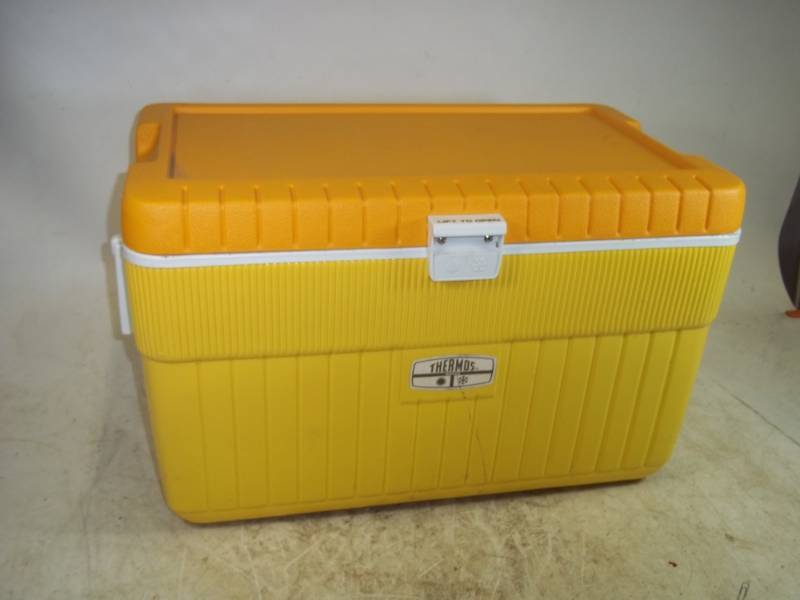 lot 135 image: Rare 2 Toned 1970s Thermos Cooler