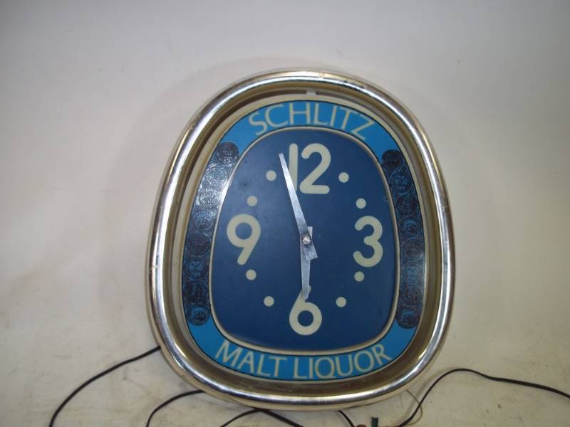 lot 136 image: Schlitz Malt Liquor Clock with Light, Clock works, needs bulb