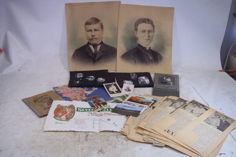 lot 162 image: Vintage Photographs and more