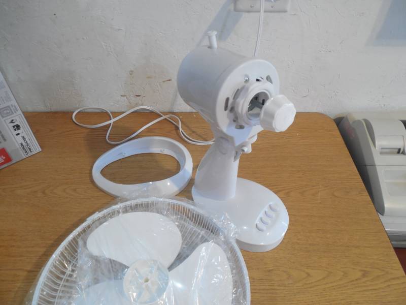 lot 27 image: Royal Sovereign 12 Desk Fan