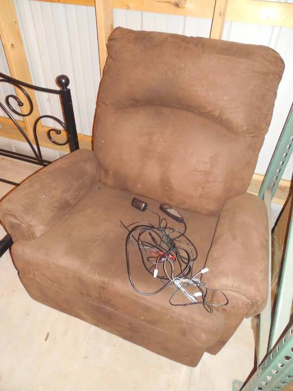 lot 2 image: NEW- OVERSIZE ROCKER  RECLINER