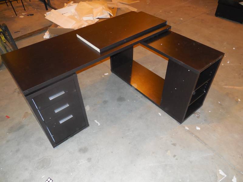 lot 22 image: Coaster Company 800517 Yvette L-Shape Desk - Cappuccino