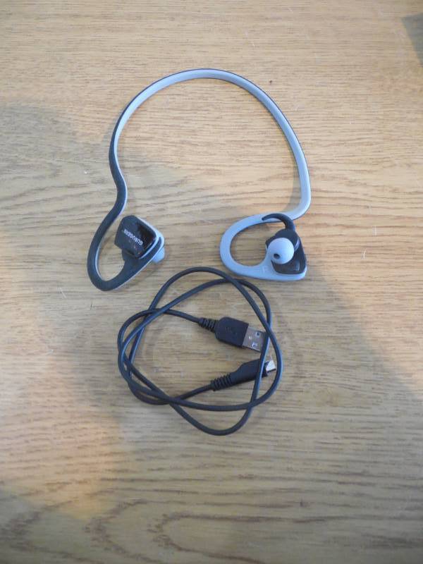 lot 49 image: GuruGear Bluetooth Wireless IPX7 Sport Earbuds