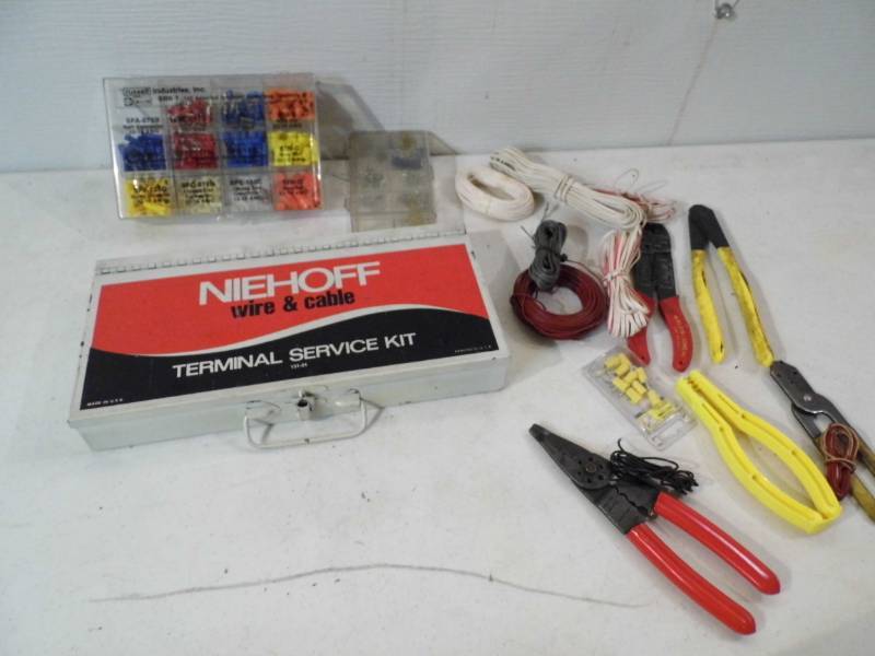 lot 16 image: Wire Nuts - Tools
