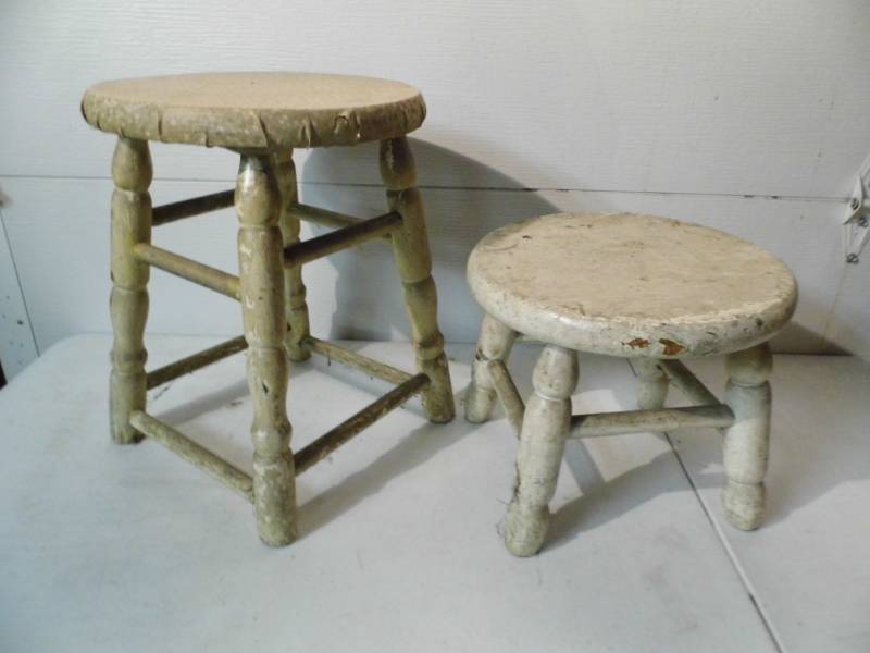 lot 68 image: Lot of 2 Vintage Stools