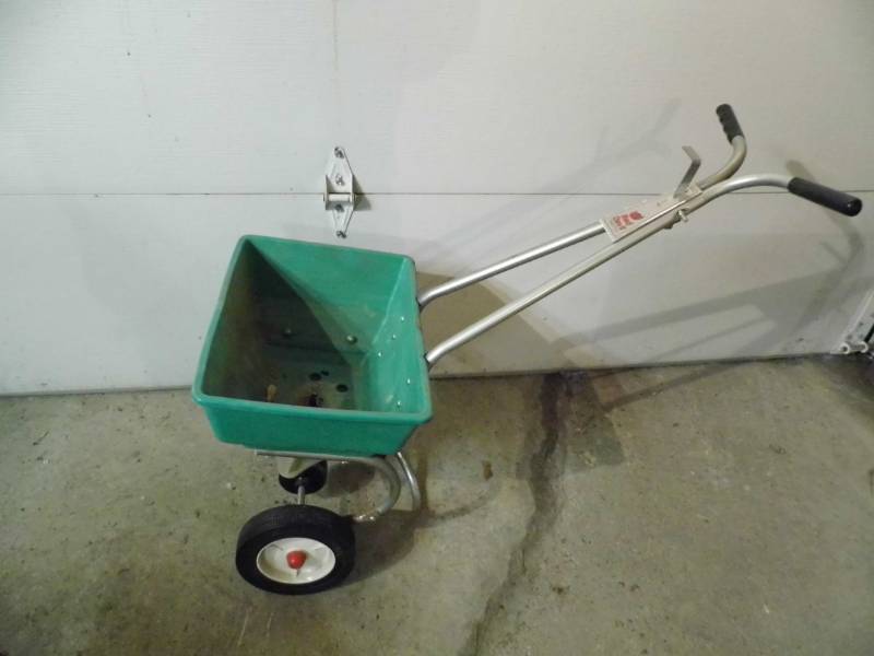 lot 116 image: Red Devil Spreader