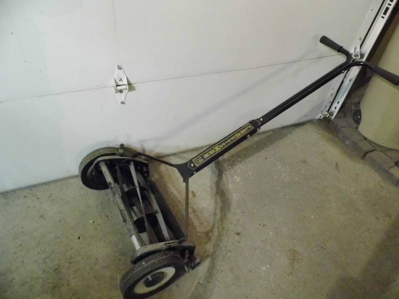 lot 120 image: Craftsman Reel Mower