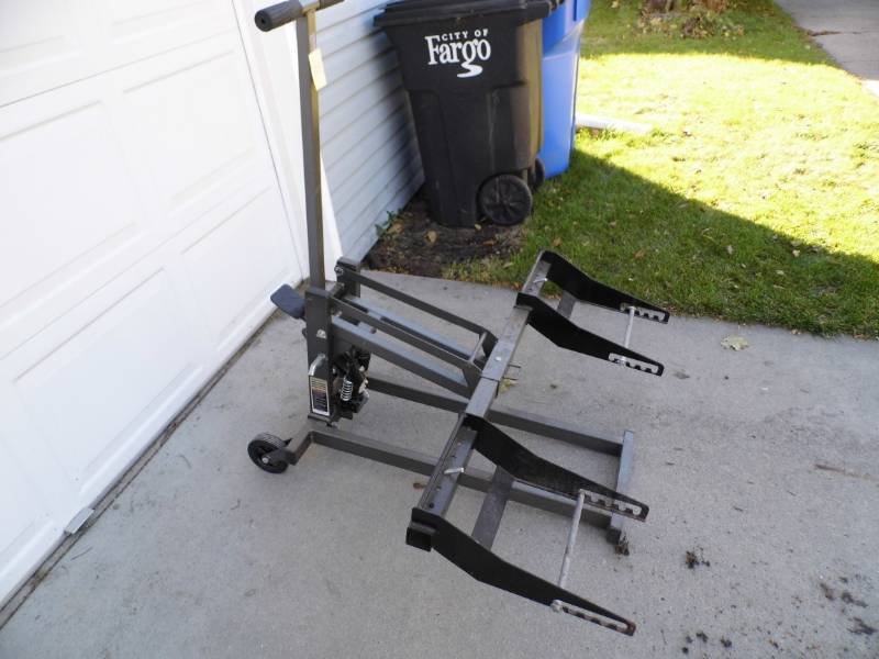 lot 125 image: ATV  Lawnmower Lift