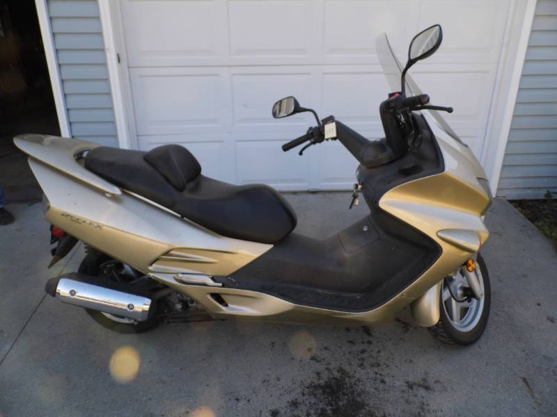 lot 123 image: Honda Reflex Scooter