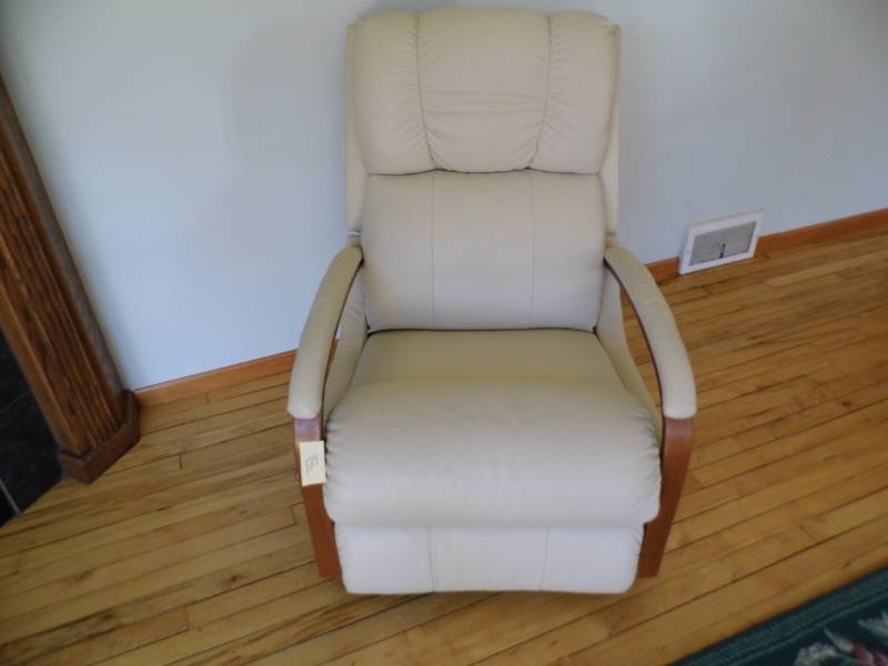 lot 129 image: LazyBoy Rocker  Recliner
