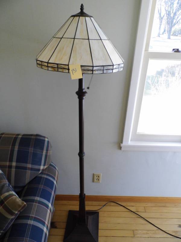 lot 131 image: Floor Lamp w Shade
