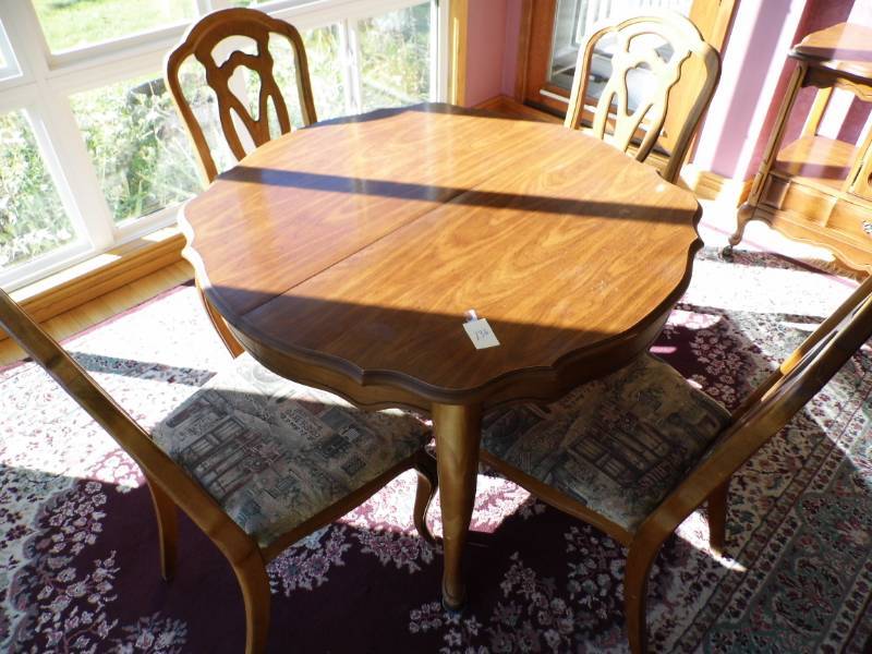 lot 136 image: Table  w 6 Chairs