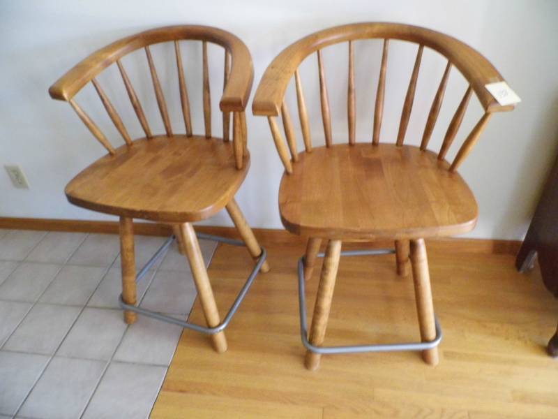 lot 138 image: Lot of 2 Swivel Chairs