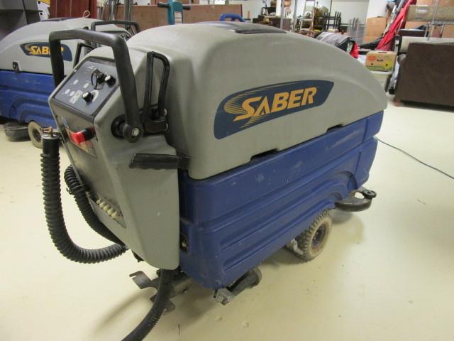 INDUSTRIAL FLOOR SCRUBBER