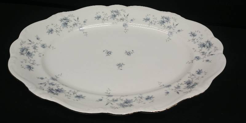 lot 20 image: Johann Haviland, Bavaria, China 14 serving platter