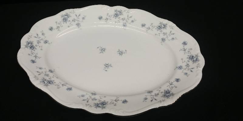 lot 21 image: Johann Haviland, Bavaria, China 12 serving platter