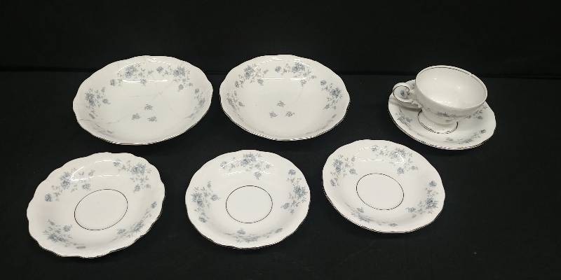 lot 22 image: Johann Haviland, Bavaria, China, assorted pieces
