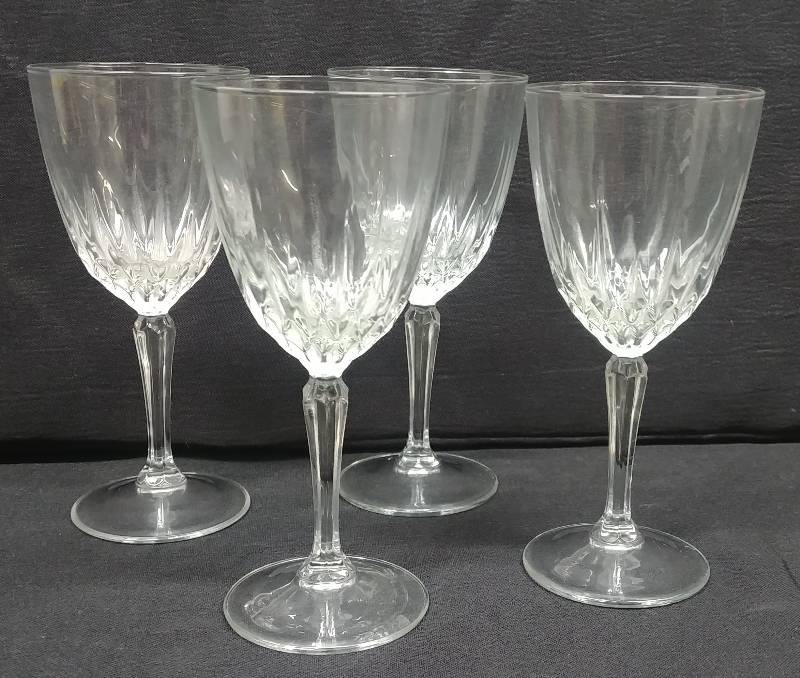 lot 24 image: Fancy Wine Glass Set of 4