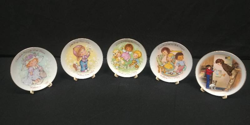 lot 32 image: Special Memories Moters Day Plate Collection