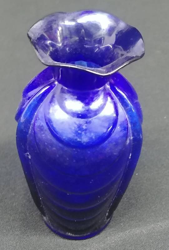 lot 41 image: Small Blue Glass Vase