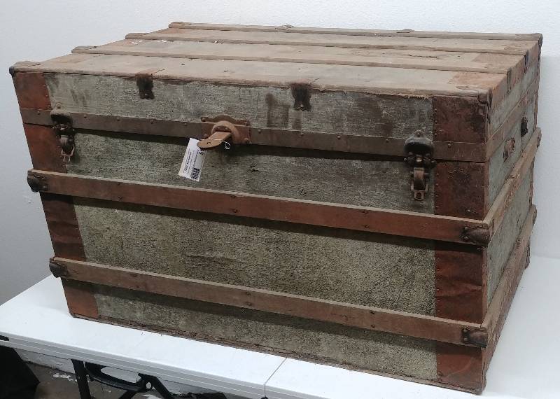 lot 51 image: Vintage Trunk