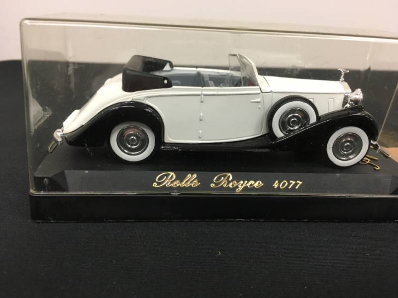 lot 16 image: Lot of (3) Rolls Royce Minis