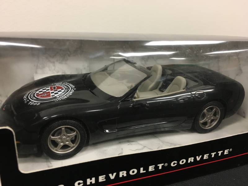 lot 28 image: ERTL 1998 Chevrolet Corvette