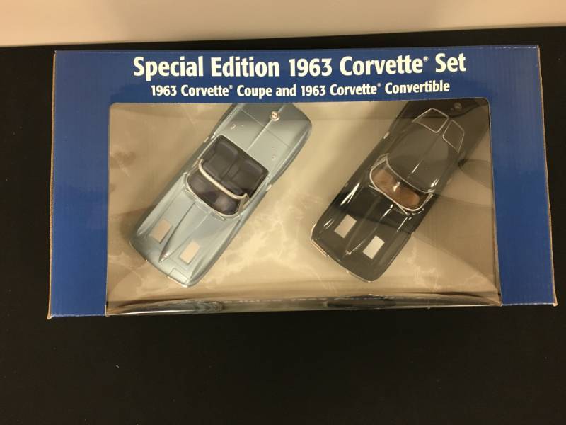 lot 30 image: Revell 1963 Chevrolet Corvette Coupe & 1963 Chevrolet Corvette Coupe  Special Edition