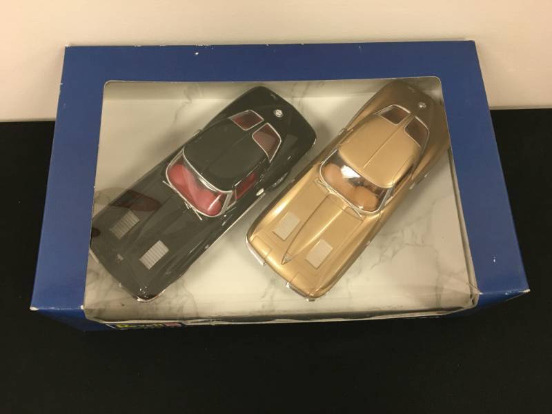 lot 60 image: Revell 1963 Chevrolet Corvette Coupe Split Windows Combo