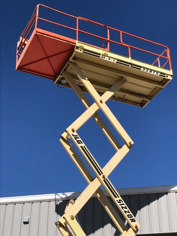 lot 1 image: JLG 33RTS Sizzor 4x4x2 Rough-Terrain Scissor Lift