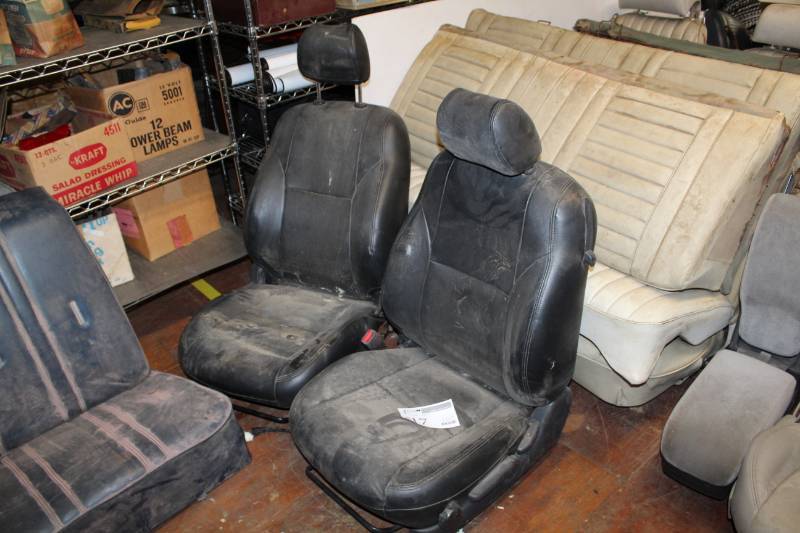 lot 17 image: Lot of (2) Car Front Seats