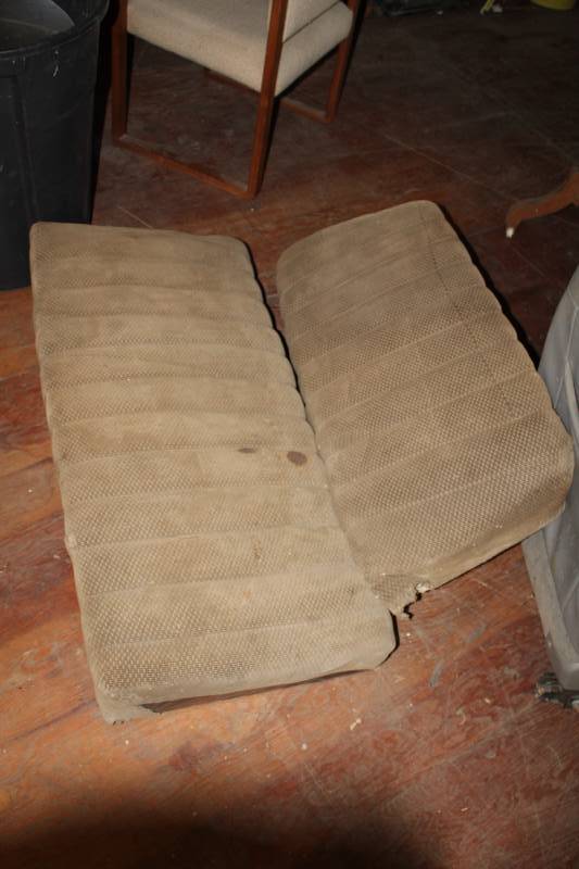 lot 13 image: 2-Back Bench Seat