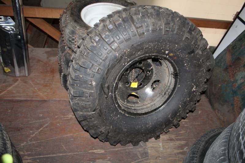 lot 21 image: Bogger Super Swamper 38.5x11.00-16LT Light Truck Off-road Tire w 16in. 5-Lug Wheel
