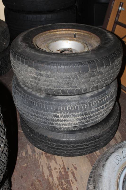 lot 25 image: Lot of (3) Cooper Treadsetter P20575R14 Tires w 5-Lug Steel Wheels