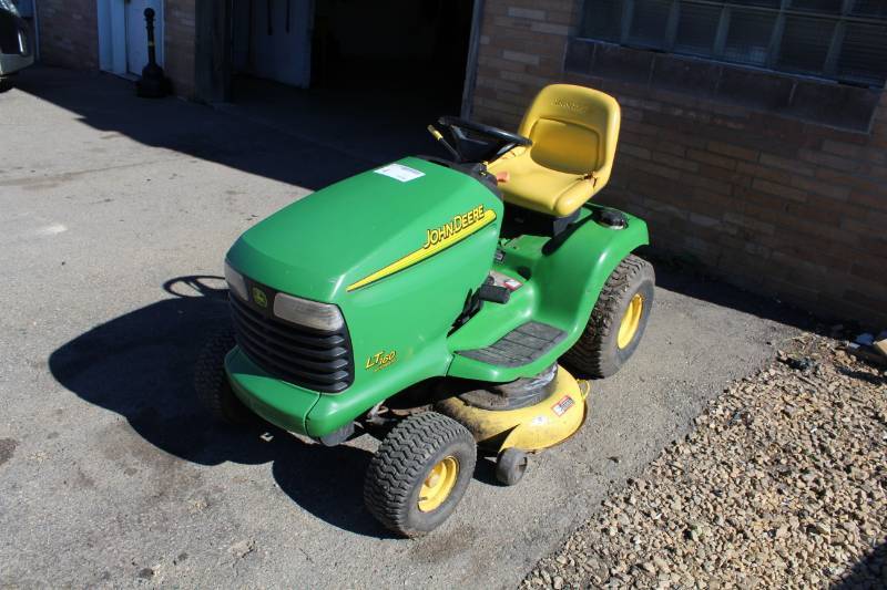 lot 4 image: 2003 John Deere LT160 Riding Lawn Tractor w 16 hp OHV engine