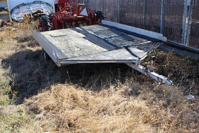 lot 5 image: 2002 Single Axle Snow Mobile Style Trailer