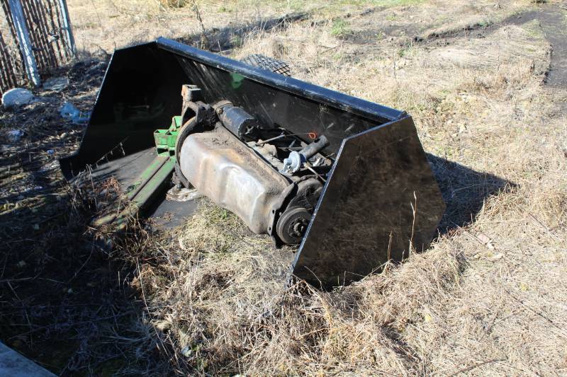 lot 3 image: Skid Loader Bucket with Universal Attachment