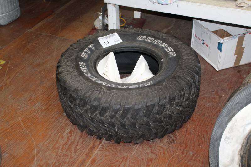 lot 44 image: Cooper Discoverer STT 35x12.50R15LT White Letter Tire